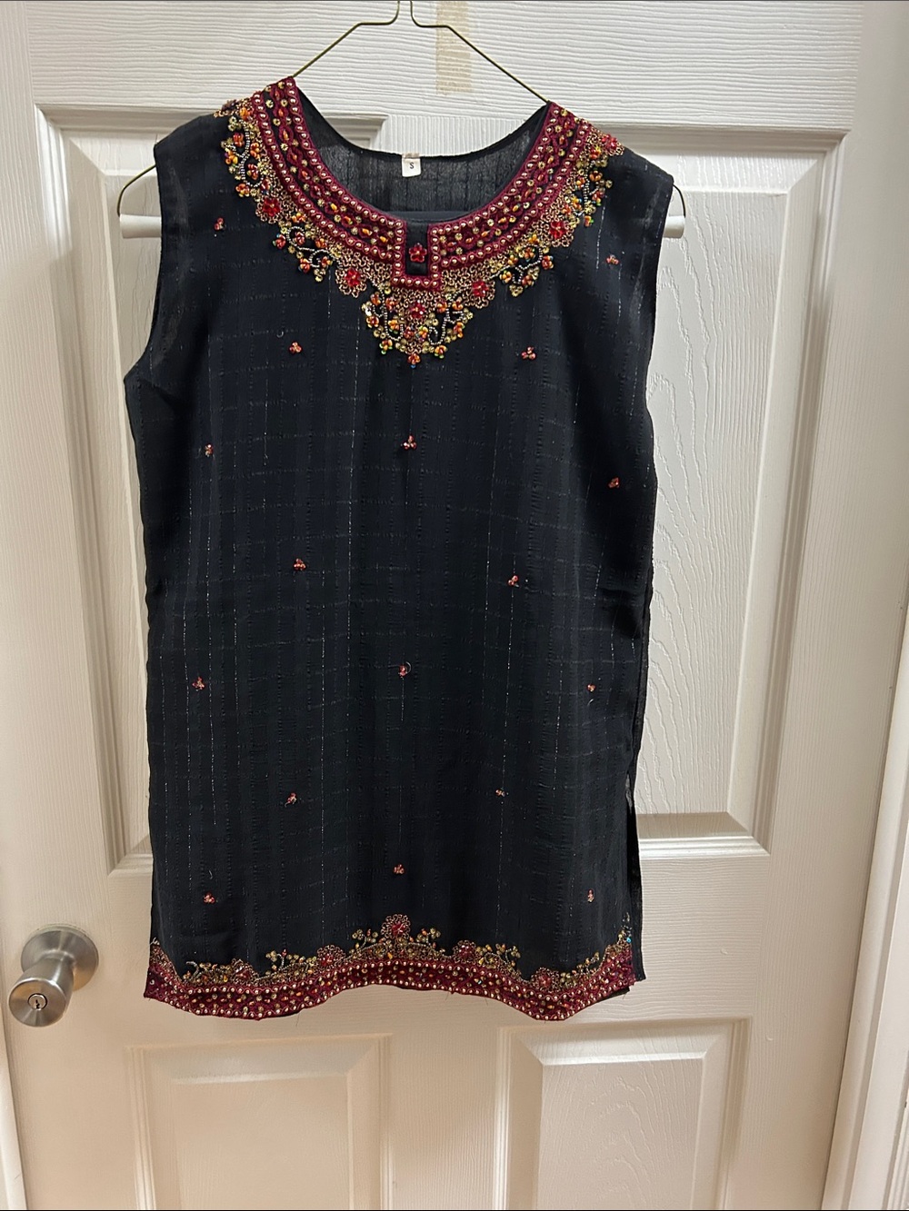 Embellished Sleeveless Black Tunic salwar kamiz. Sleeves  separate  
Pants 41 in